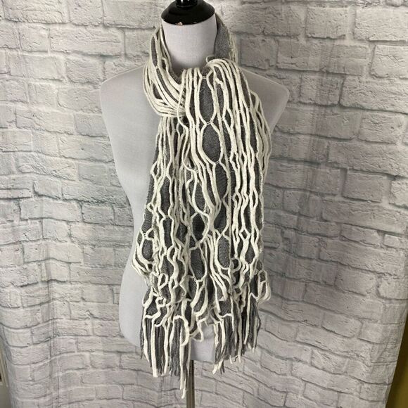 Women’s winter scarf grey with white raised textured pattern and end fringe - Picture 1 of 7
